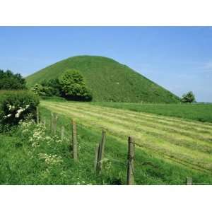 Silbury Hill, a Stone Age Burial Mound, Wiltshire, England, UK, Europe 