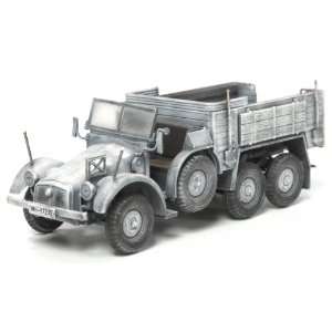   Dragon Models 1/72 Kfz.70 6x4 Personnel Carrier (Winter): Toys & Games