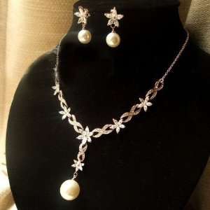   SZ16 20 Elegant Petals Pale Gold Pearl Necklace & Pin Earring Gift Set