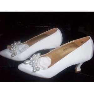  Kenneth Cole New York White Satin Pumps With Bead Clusters 